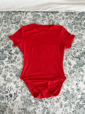 SKIMS FITS EVERYBODY T-SHIRT BODYSUIT | RUBY